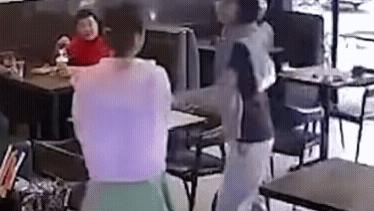 大反转！女子插队买单被打，店员顾客观望？