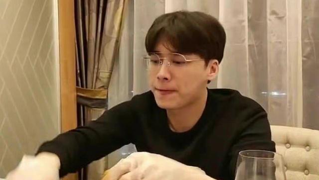 李易峰|李易峰视频流出,退圈都不体面?戴眼镜服务,粉丝看了心情复杂