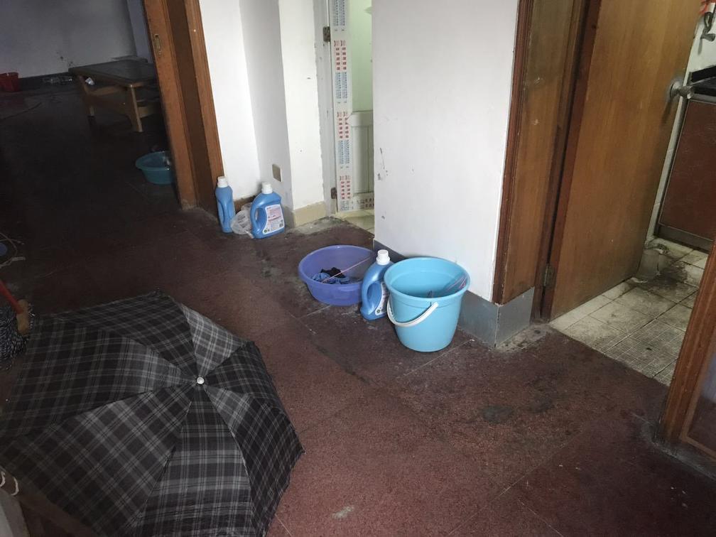 重庆|晒晒我在上海租的房，1000块钱一个床位，隔间之间还用窗户打通了