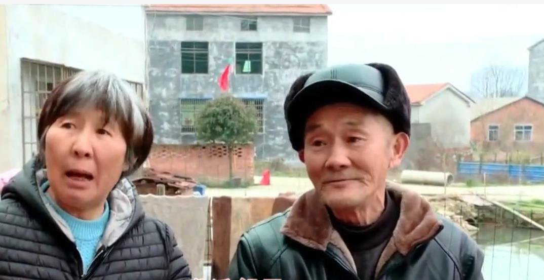 让儿子下跪磕头才给学费,又偷卖儿子婚房,老了却要儿子赡养