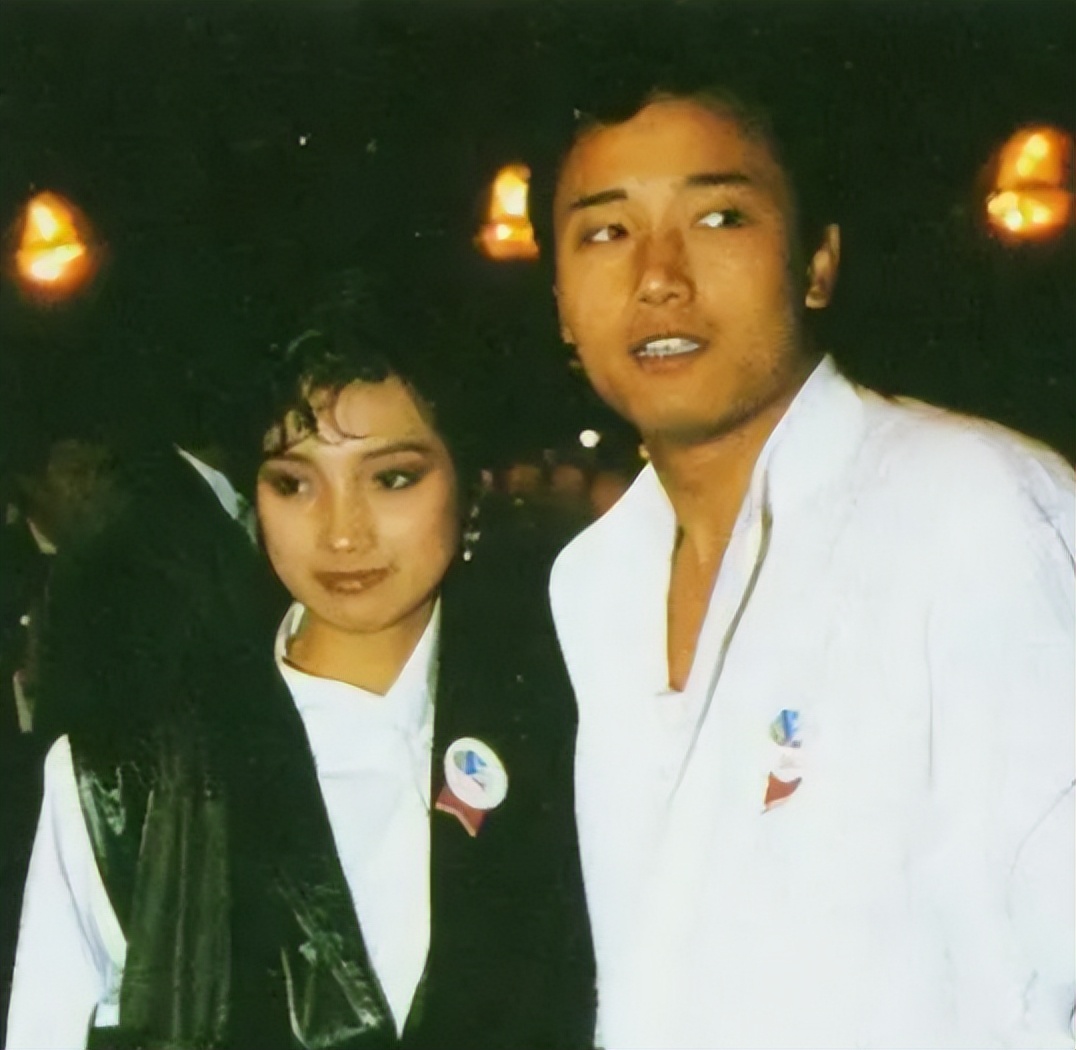 戚美珍|戚美珍: 与苗侨伟恩爱32年,如今依然活得精彩,嫁对人是有多幸福