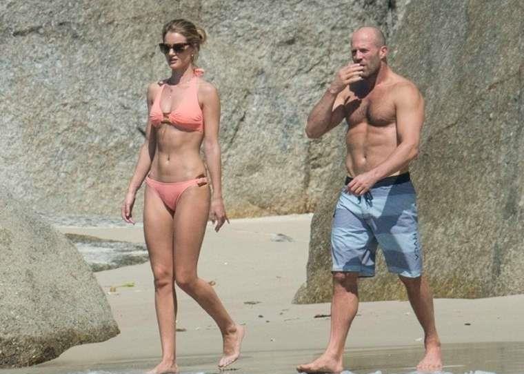 杰森·斯坦森|斯坦森带娇妻海边度假,娇妻坐在一侧吸烟场面温馨,这就是爱情的模样