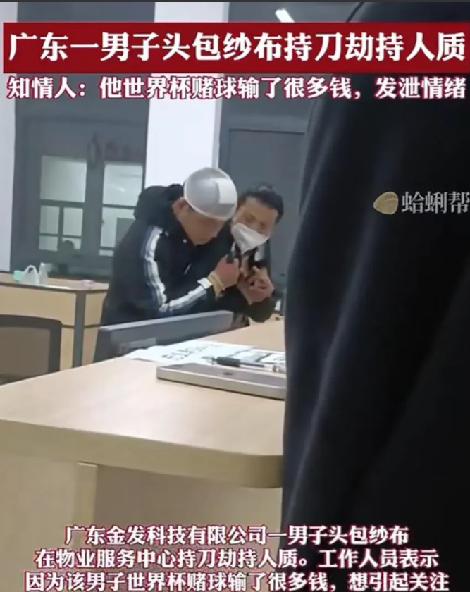 广东清远,某口罩加工厂,一名头包纱布的男子,一手勒住一名戴口罩的男子
