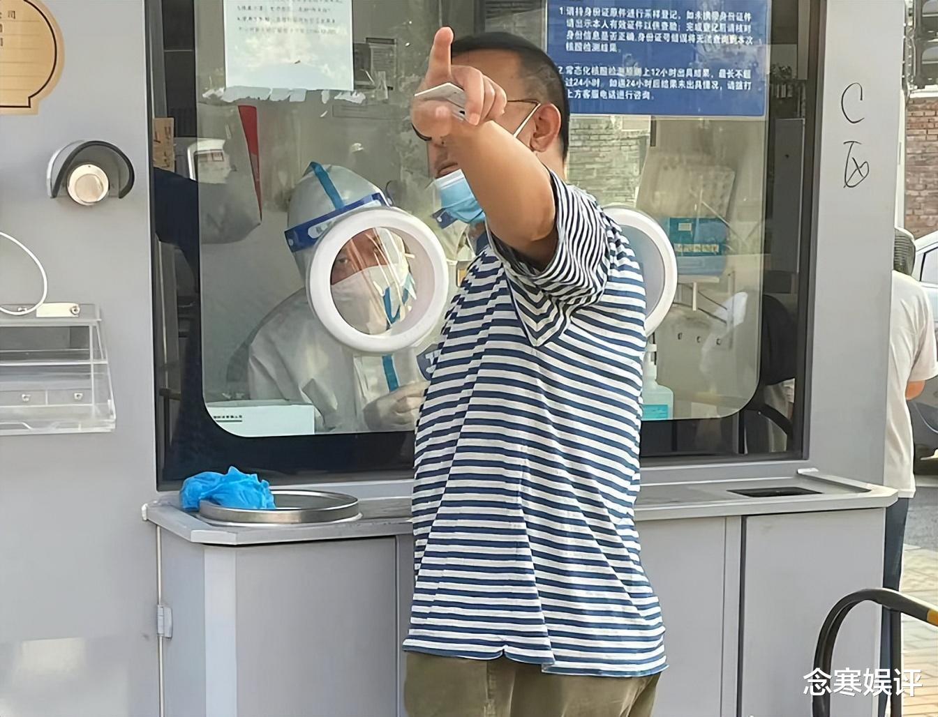 姜文|59岁姜文做核酸遭偷拍，双手插裤兜个性十足，怒指偷拍者不要乱拍