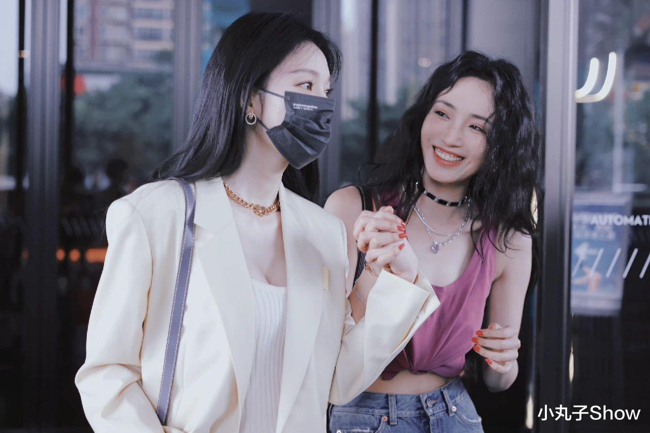 小姐姐|美艳姐妹花！王紫璇、张俪手牵手互动，后一位没露腿居然也没有输