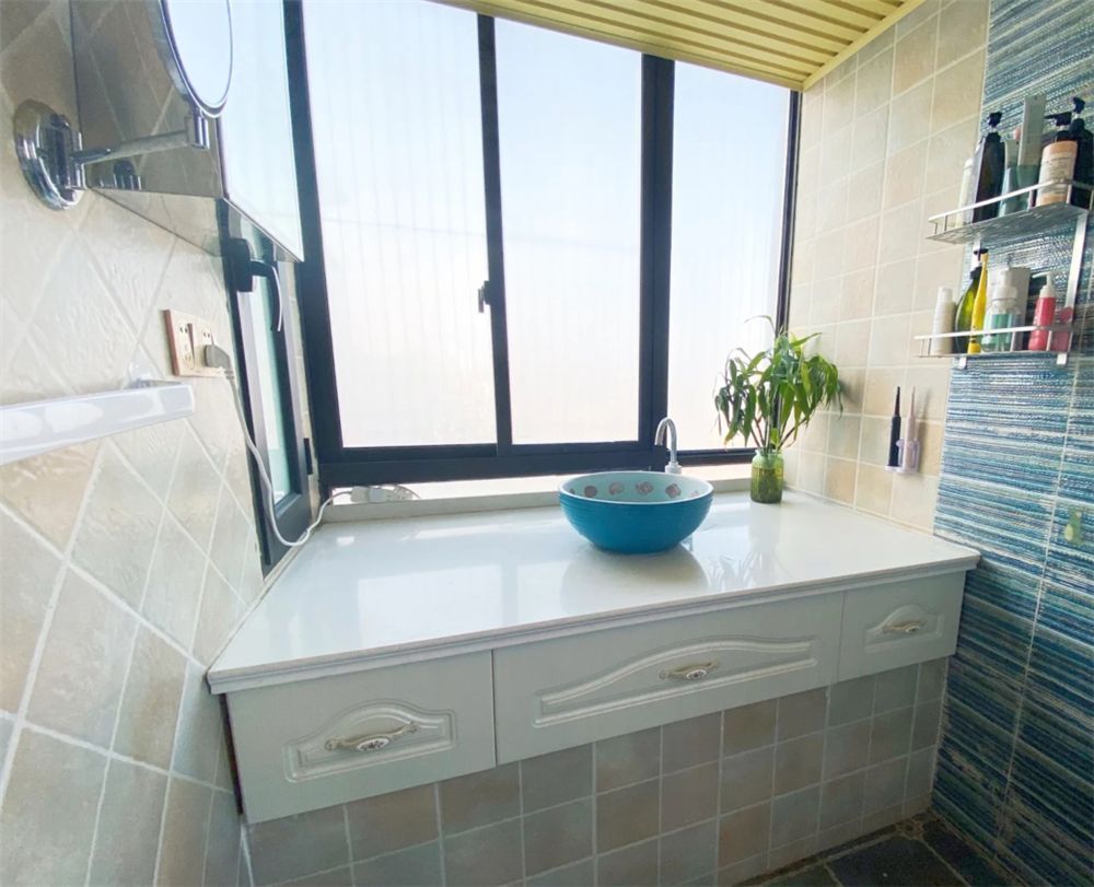 卫生间带飘窗,是真的实用还是浪费空间?网友:怎么想的