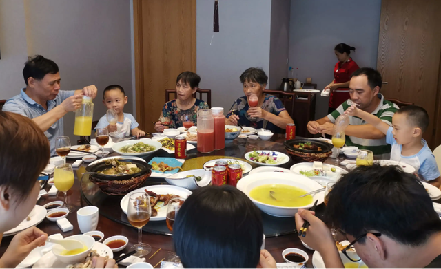 “亲戚做客却不准我女儿上桌”,宝妈发飙被指小气,网友是人间清醒