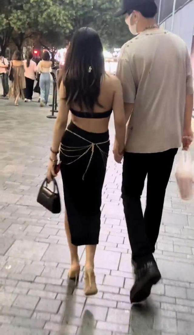 女子穿着露腰裙,与男友拉手走在街上,大妈:这是一名男大学生