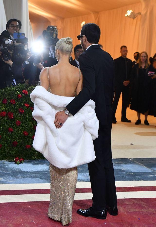 金·卡戴珊|金卡戴珊太敢穿了，穿了玛丽莲梦露的裙子，秀出精致的曲线