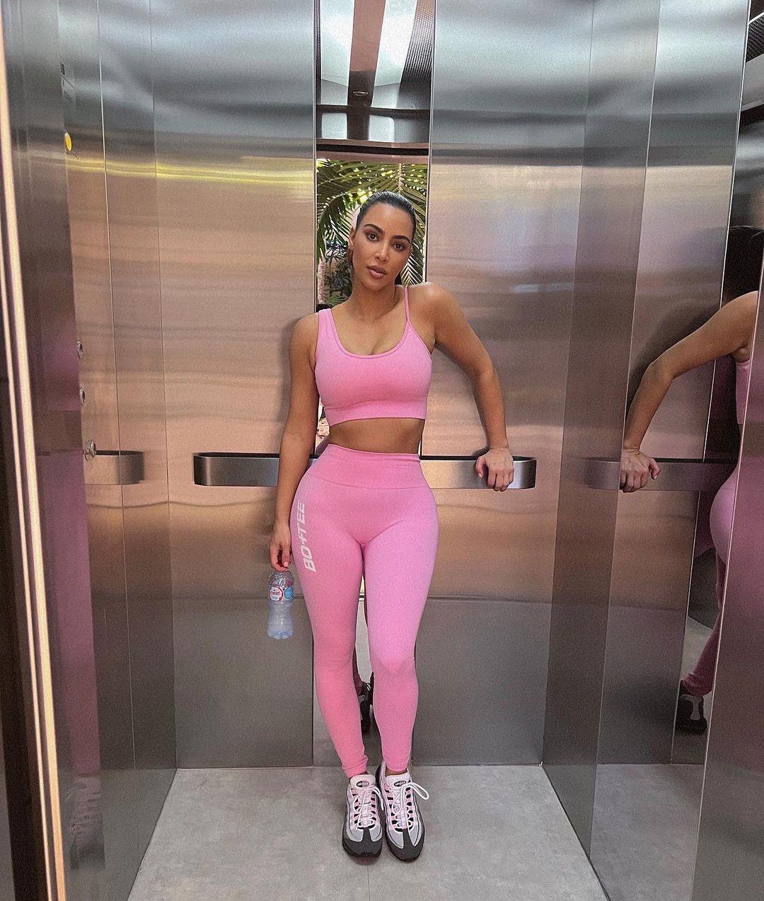 金·卡戴珊|41岁金卡戴珊穿粉色运动装，身上没有一丝赘肉，扎起马尾挺年轻