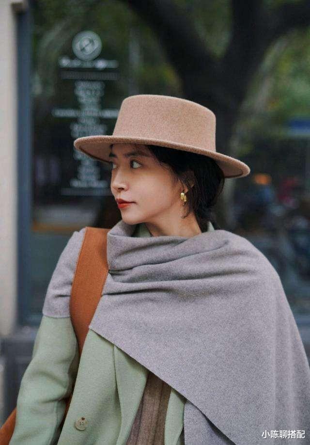 帽子 会戴帽子的女人不显老!开春用2招搭出好气质,妈妈辈可照搬