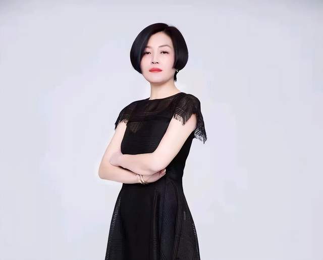 哈文|哈文晒出女儿健身照,20岁法图麦身材火辣,与妈妈相依为命定居国外