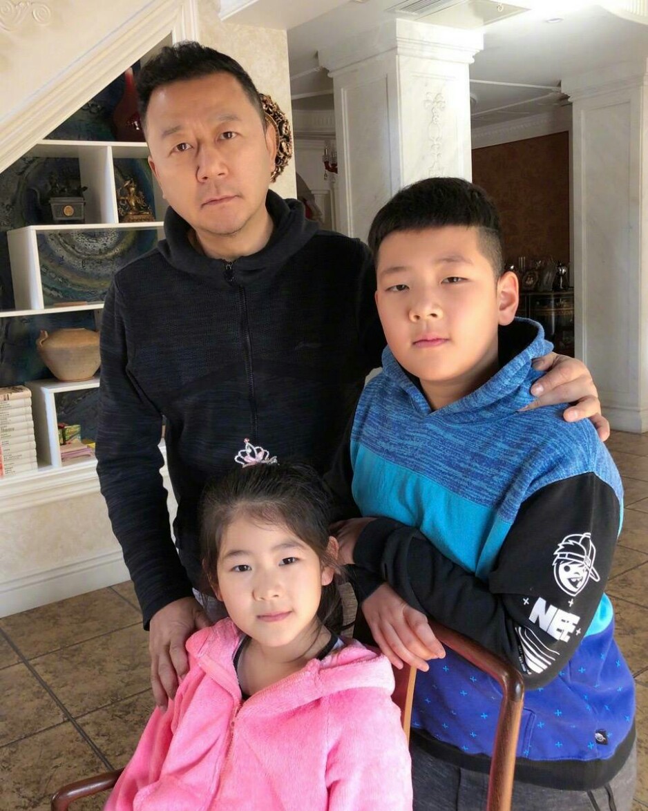 郭涛|郭涛晒儿女近况,小石头帅气滑雪,10岁妹妹罕见出镜身高快赶上爸爸