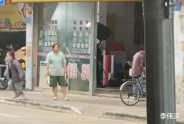 |贾玲穿拖鞋拍戏，衣着宽松不修边幅，网友喊话：向沈腾学学减肥