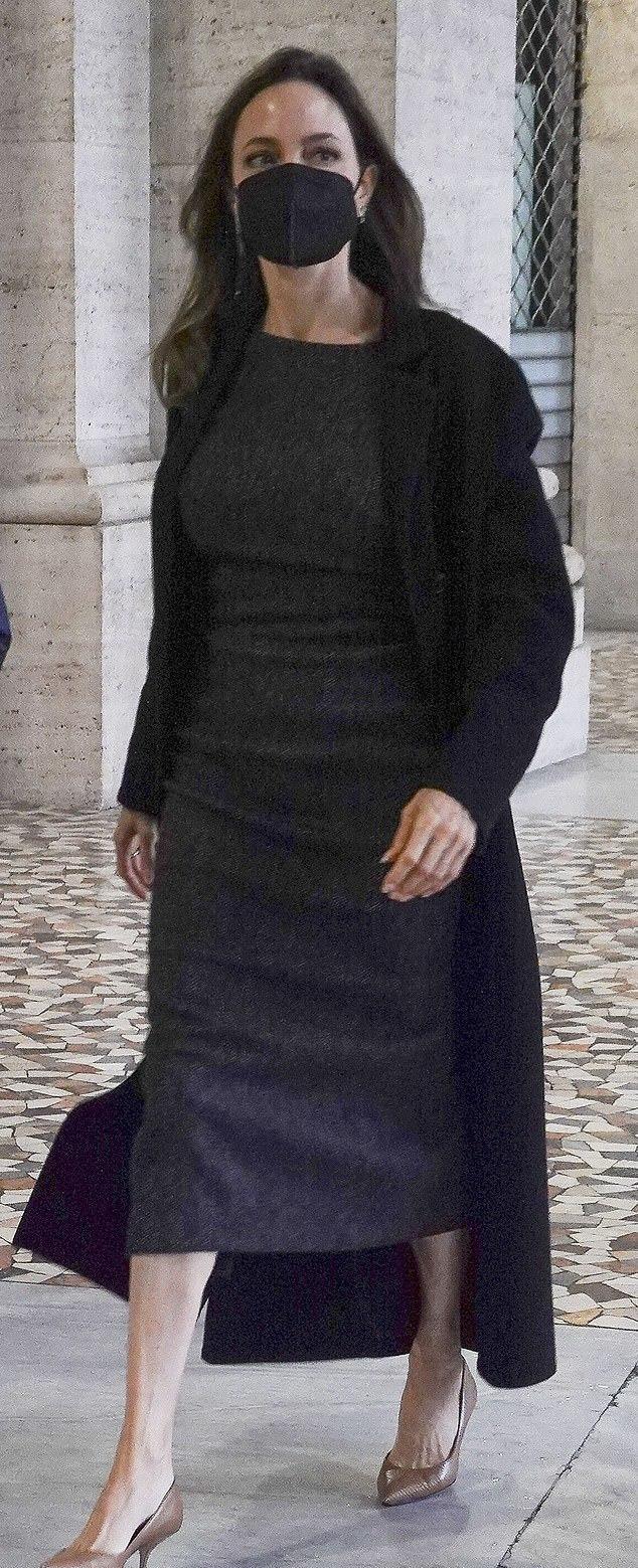 安吉丽娜·朱莉|46岁安吉丽娜朱莉罗马雨中行,手如骷髅指骨突出,印堂饱满发光