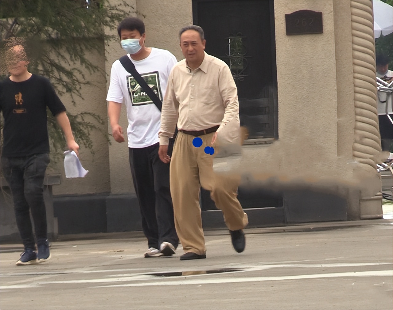 张嘉益|52岁张嘉译做核酸！头发稀疏大肚腩明显，为剧组女演员撑伞好贴心