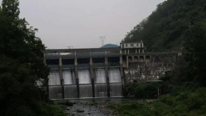盐城|江苏盐城，水闸管理所员工发现钓鱼爱好者遇险后，第一时间开闸放水