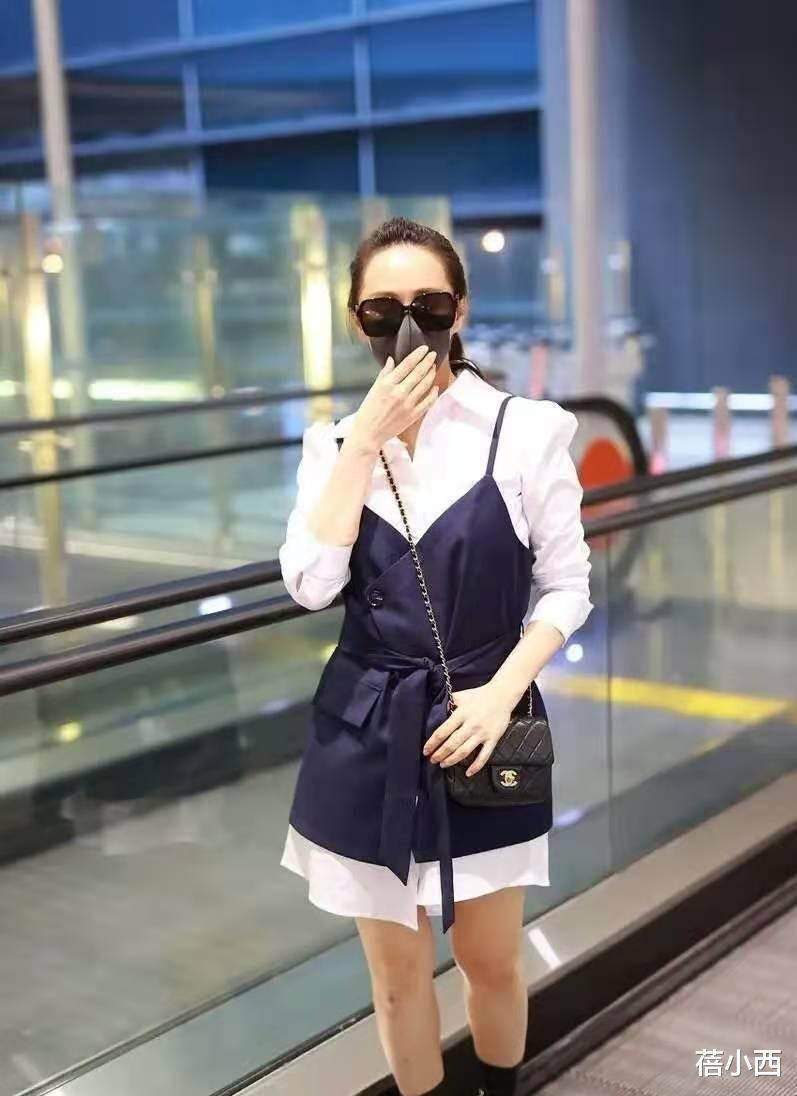 穿衣搭配 “伊能静”真懂减龄搭配，穿风衣扎高马尾，宛如20多岁的小姑娘