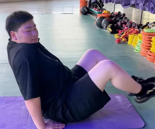 教练 小伟减肥见成效，教练向大衣哥汇报成果，网友：少爷欠缺的还很多