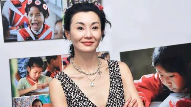 张曼玉|58岁张曼玉近况曝光，离婚后退出演艺圈，如今孤身一人依然性感妩媚