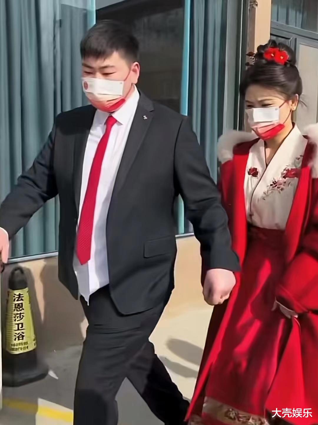 朱单伟|大衣哥儿子朱单伟低调完婚,只邀请了双方亲属参加,结婚现场曝光