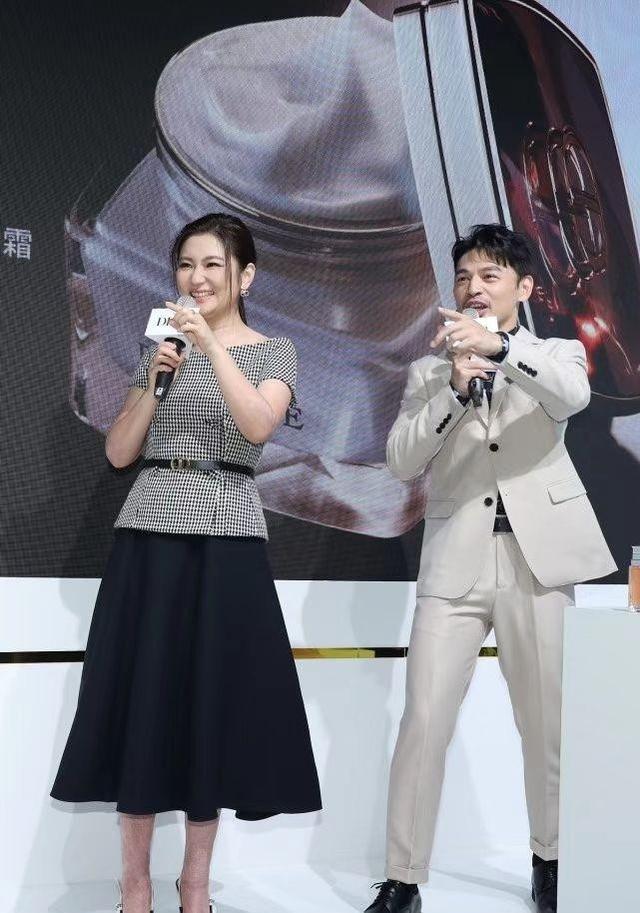 Selina任家萱真自信，穿法式职业装大方露疤痕，身材丰腴有女人味！