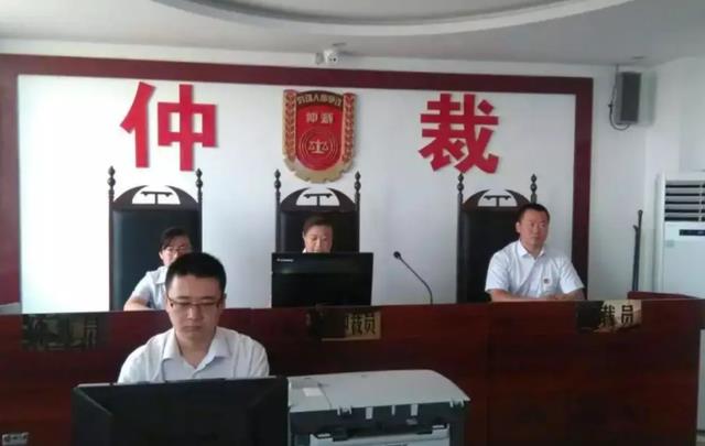 职场故事|女毕业生吃饭哭诉，两年被裁员三次，调侃自己是“招裁猫”