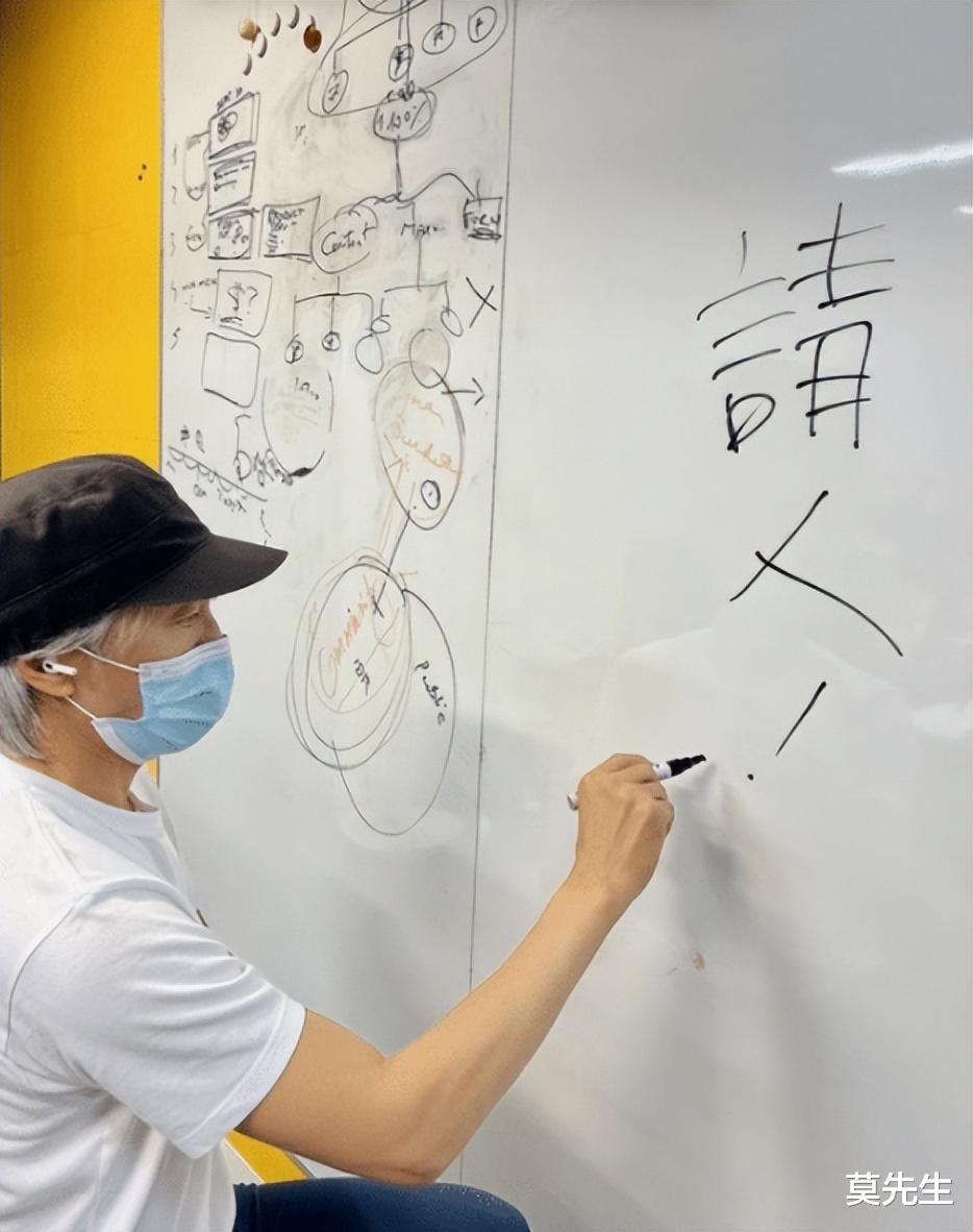 周星驰|60岁周星驰冲浪秀技，动作娴熟不输年轻人，求教粉丝怎么跳更高