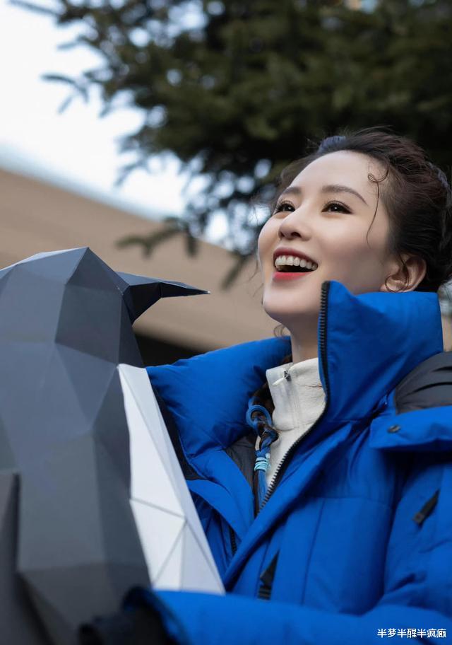 刘诗诗|刘诗诗才是国民女神,宝蓝色羽绒服时尚高级,配麻花辫美出新高