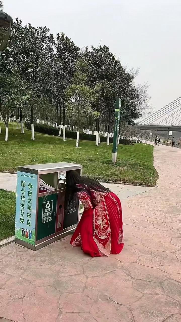 女子收到前任求复合的消息,急着去赴约,跑去垃圾桶里找口罩