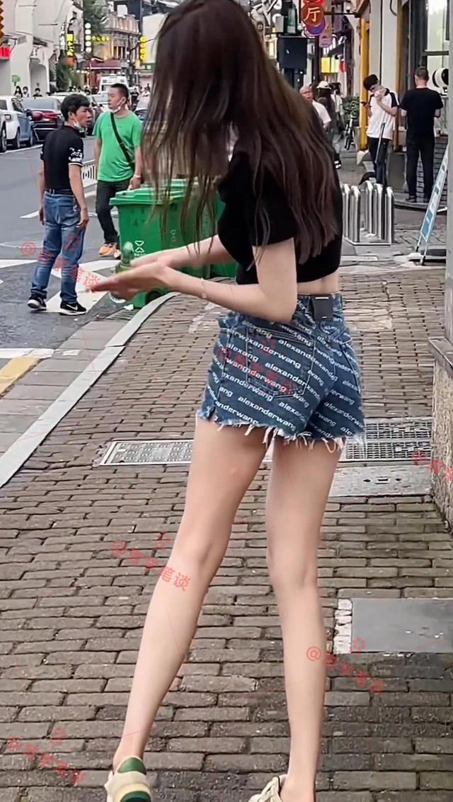 江苏一女孩当街抹止痒水,只因被蚊子叮咬了,网友:让我来