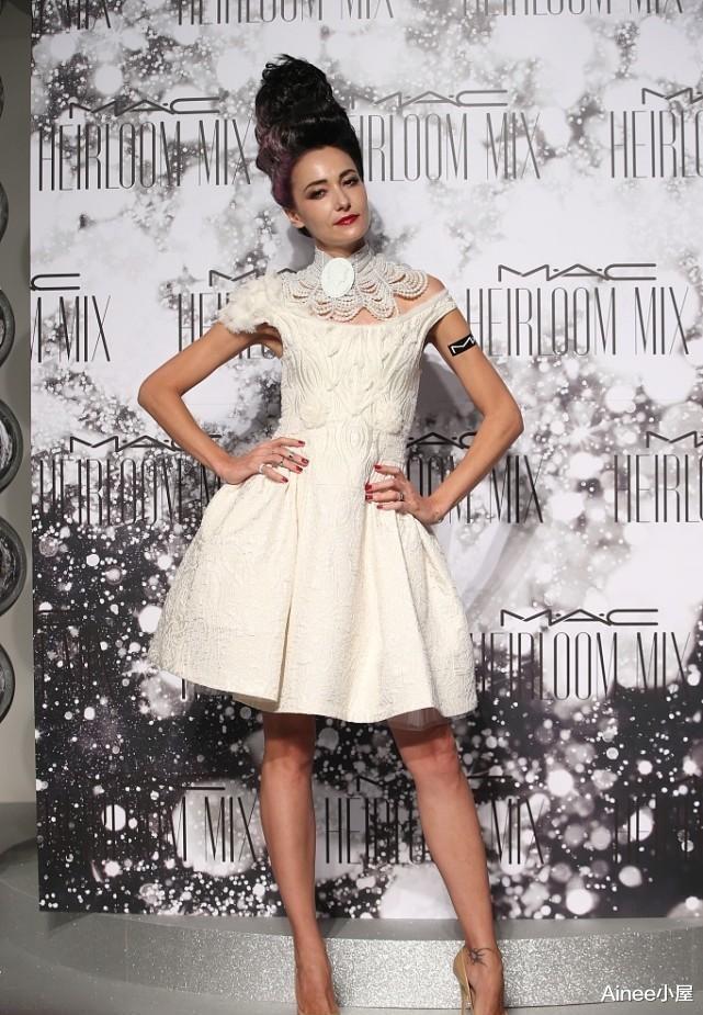 吴彦祖的混血老婆太惊艳，穿吊带裙配金项链，高贵洋气挺耐看