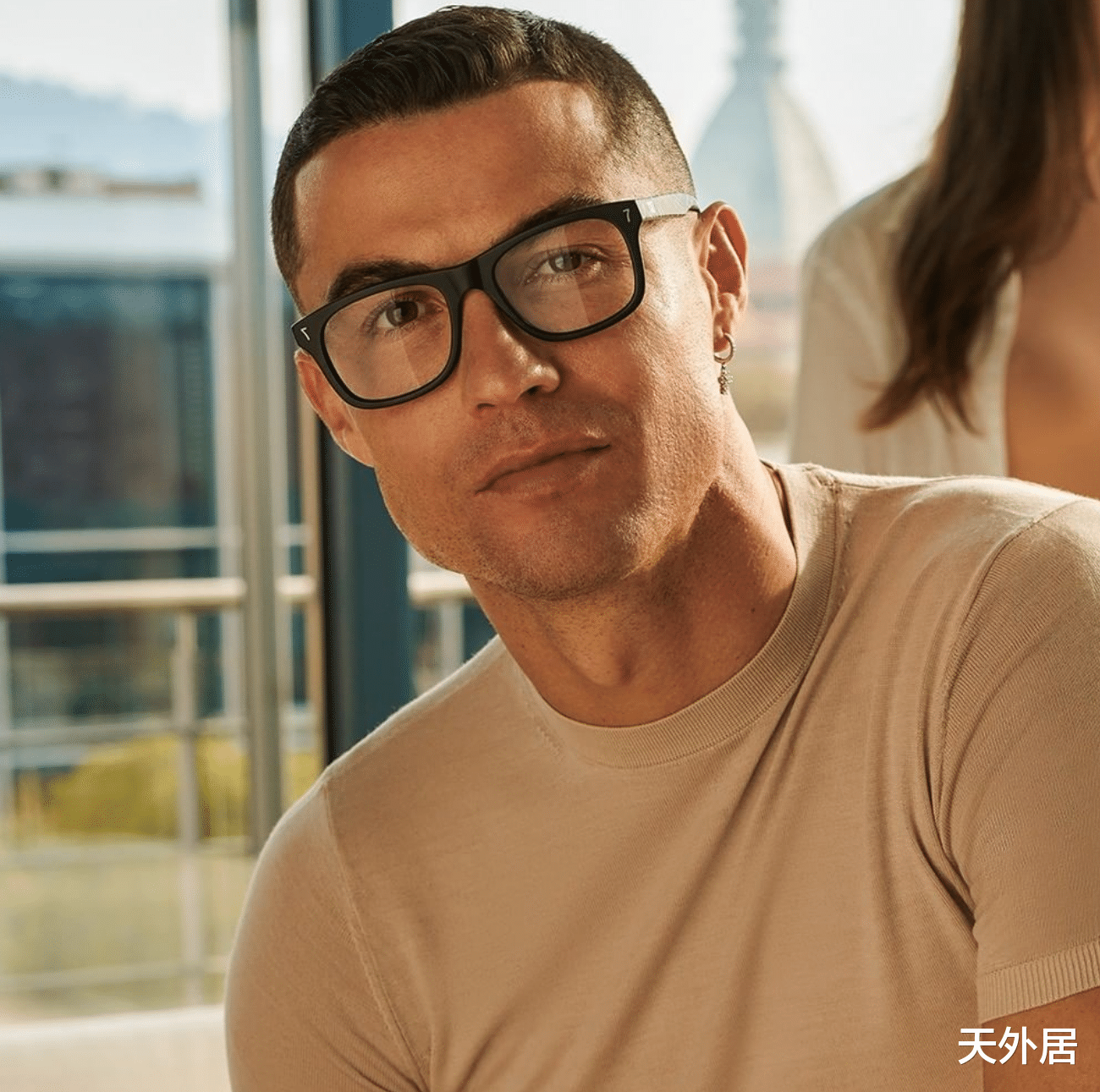C罗|C罗形象180度大转变：戴黑框眼镜+剃平头！当学者也能帅出天际