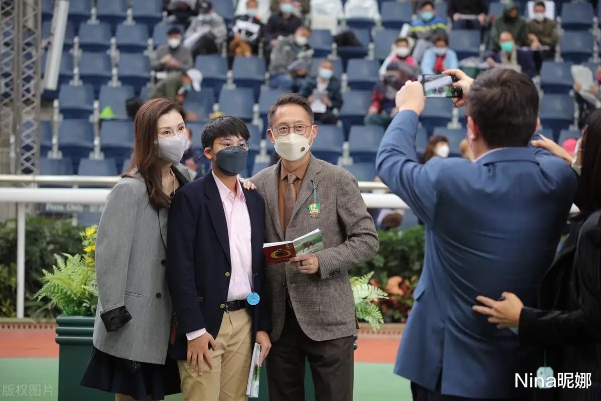 李嘉欣|李嘉欣带儿子看赛马,零下温度穿短裙瘦到皮包骨,12岁儿子肚子圆滚滚好油腻