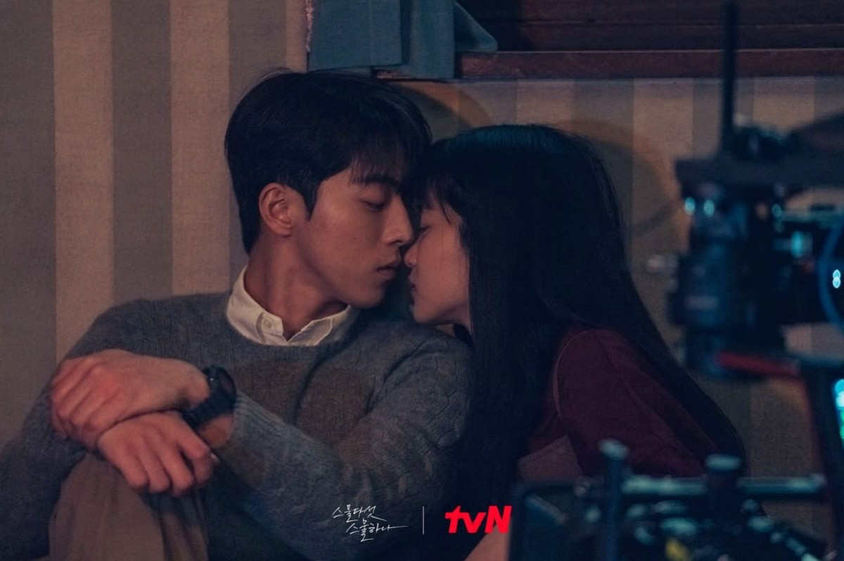 丁海寅|《二十五》南柱赫吻戏惹争议!没剧本运韩星,丁海寅、金南佶主演运都崩了