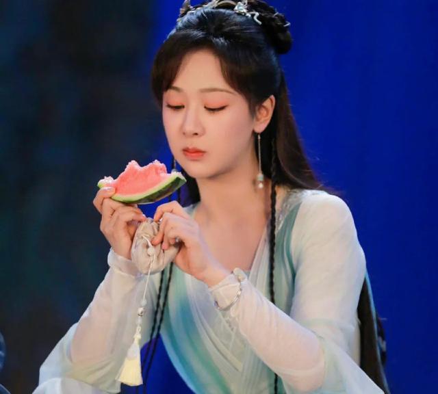 杨紫|杨紫又拍古偶剧，已经放弃转型了？其实《长相思》的挑战性更强