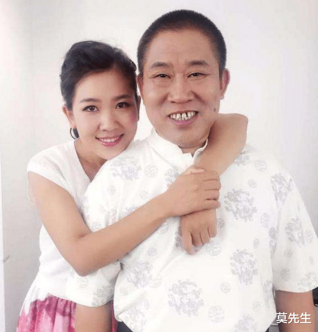 杜旭东|尴尬!66岁老戏骨街头被人架起来拍照,网友:终于抓到坏人了