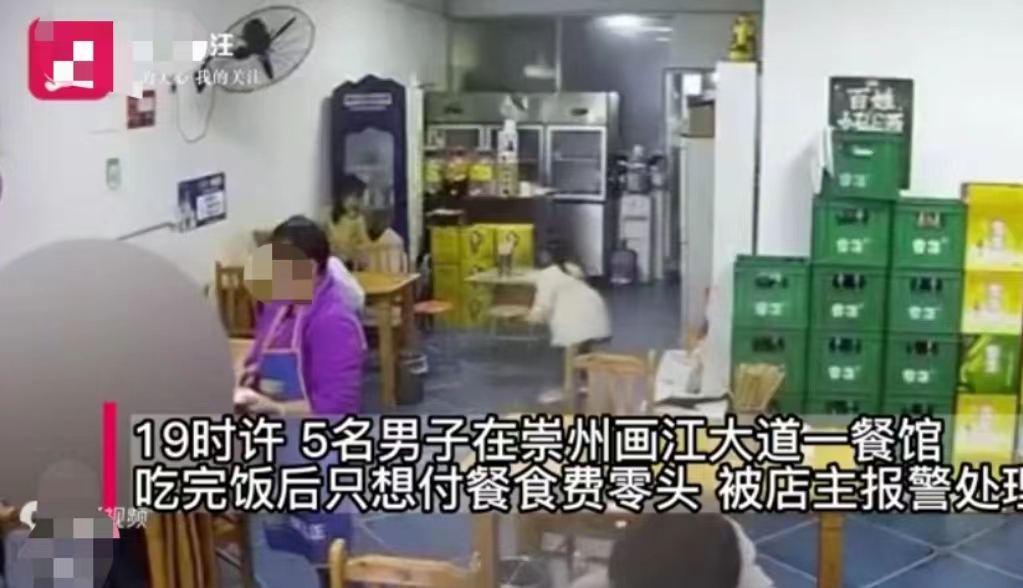四川成都,一女子开着一家餐馆,看到5名男子进店吃饭,女子挺开心的