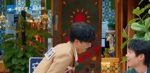 周深|奔跑吧周深重启丝绸之路,全程开挂学跳新疆舞,金句再创收视巅峰