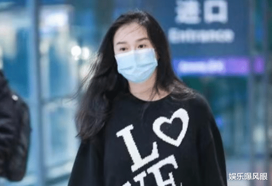 李晨|37岁冉莹颖素颜走机场，双眼无神满脸疲惫，穿健美裤暴露短粗腿