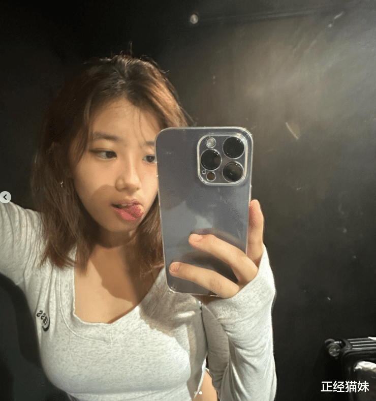 贾静雯|贾静雯晒女儿照，17岁的大女儿青春靓丽，略显成熟美