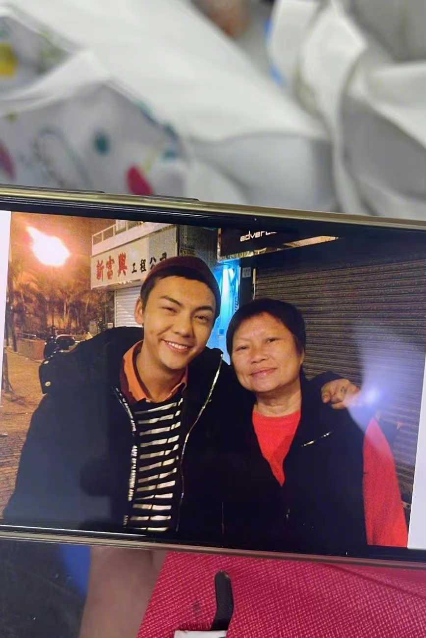 陈伟霆|陈伟霆晒与服装姐姐十年前合照，网友惊喜发现十年了还没有变