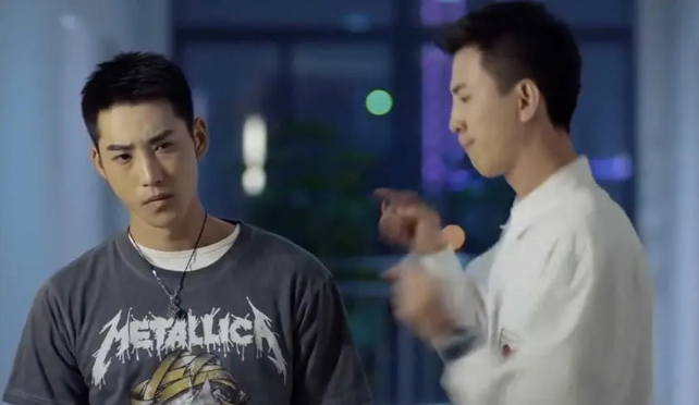 李川|李川携锤娜丽莎合体现身机场，十指紧扣甜蜜相拥，同回寓所疑同居