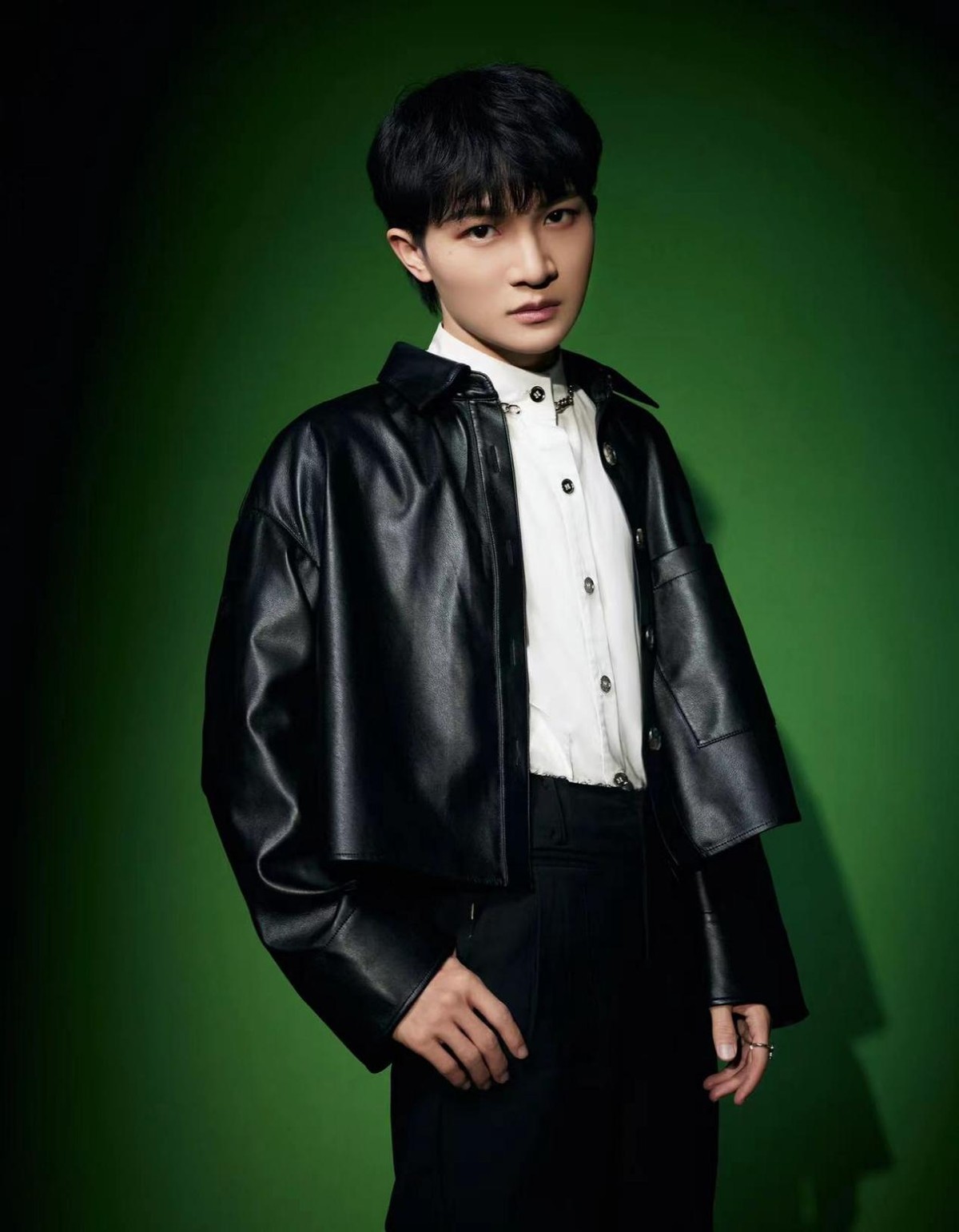 161cm的周深变身潮人,穿黑皮衣帅气有魅力,小个子要气场跟着学 - 时尚