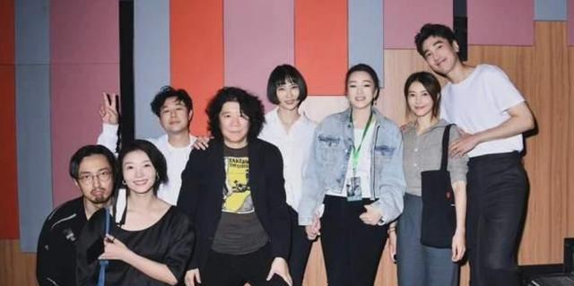 王源|高圆圆与赵又廷真甜，素颜加朴素打扮探班老公，同框巩俐赢了美貌