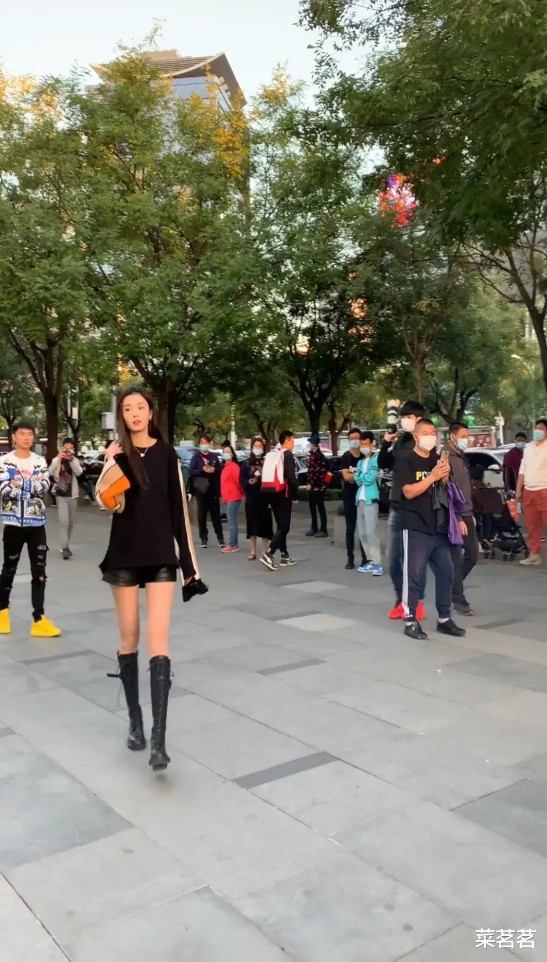 凉凉|第一网红车模网红李凉凉在户外拍视频，摄影师硬生是把李凉凉拍成2米身高