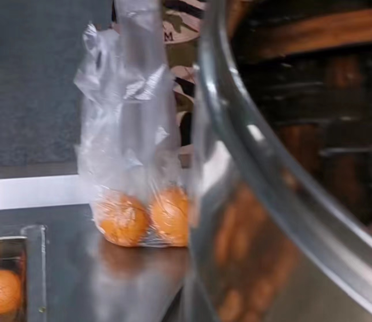 田震|田震现身长沙路边啃玉米：姿势霸气腰间赘肉明显，穿百元衣接地气！