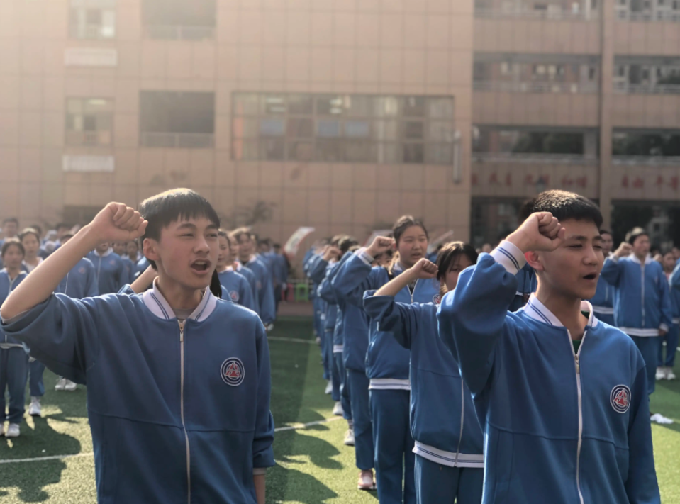 笛子|重庆八中美女校花走红，王俊凯的母校再次出名，评论区却一股酸味