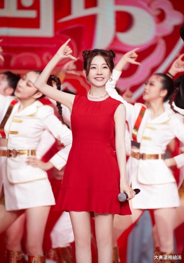 蒋勤勤|蒋勤勤陈建斌夫妇亮相川渝春晚,张杰冯提莫将献唱,网友:期待了