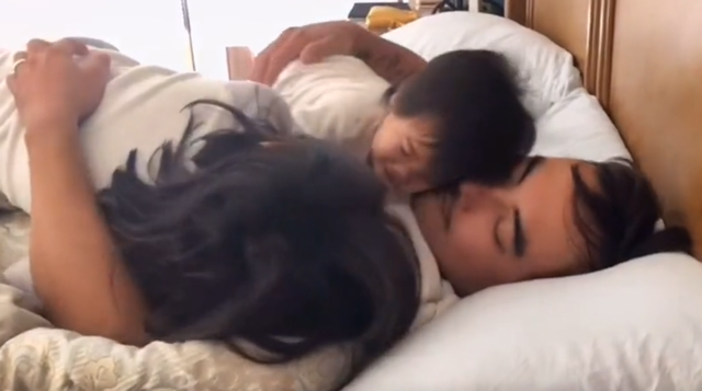 何洁|何洁和二婚老公吃螺蛳粉！将汤底留给老公吃，碗边大块发黑显邋遢